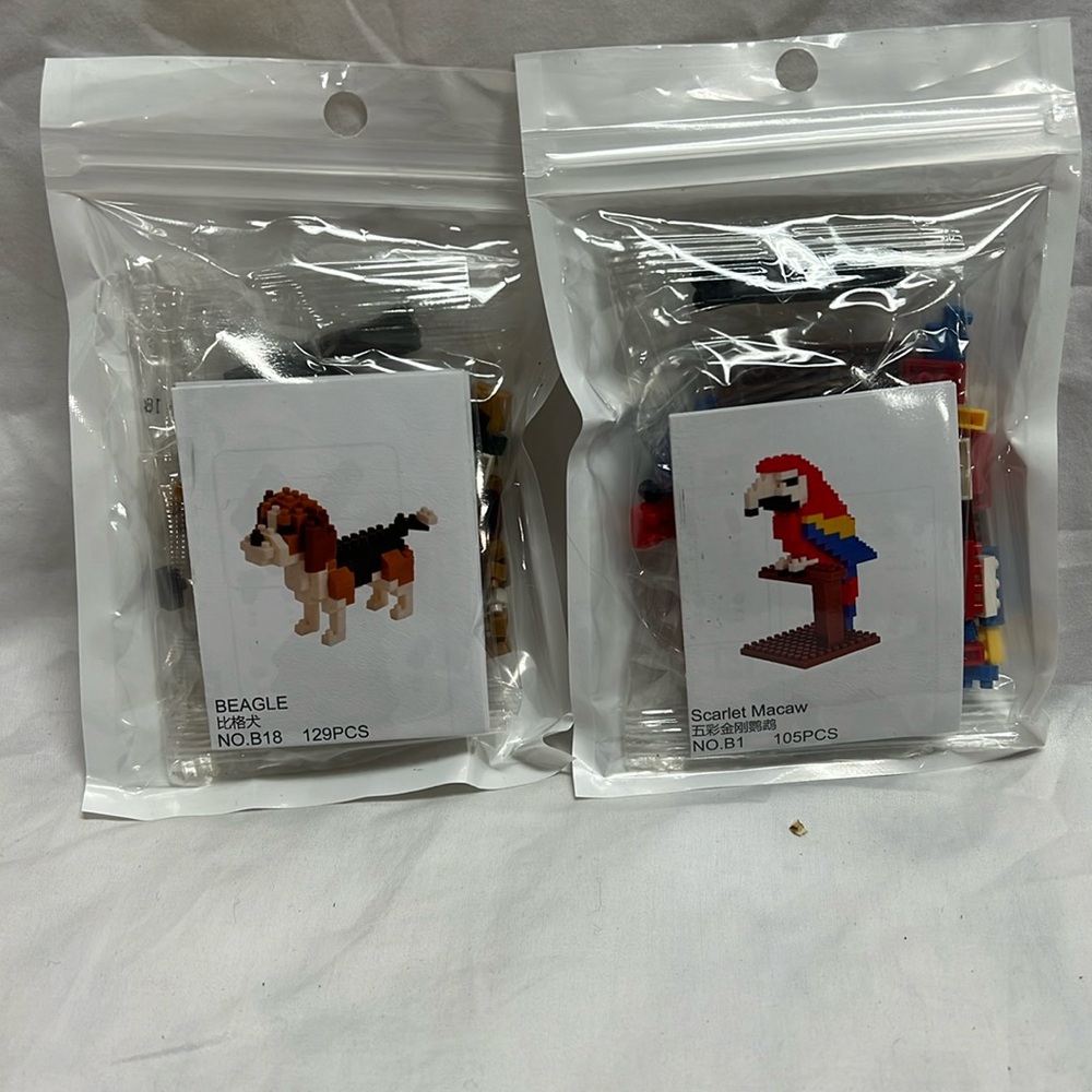 Beagle Dog and Scarlet McCraw parrot mini building block set